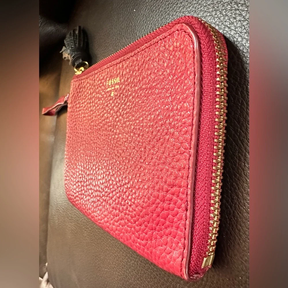 Fossil Pebbled Leather Wristlet Wallet Red W/ Black Tassel Zipper Pull - Picture 5 of 11
